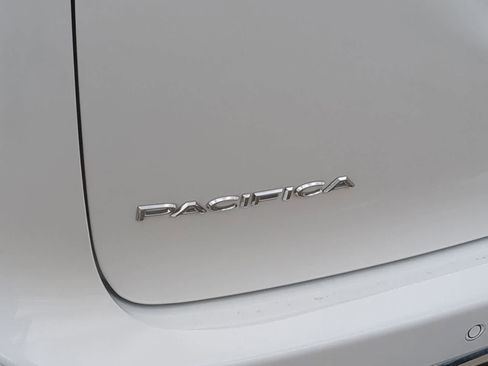 Used 2023 Chrysler Pacifica Touring-L FWD image 13