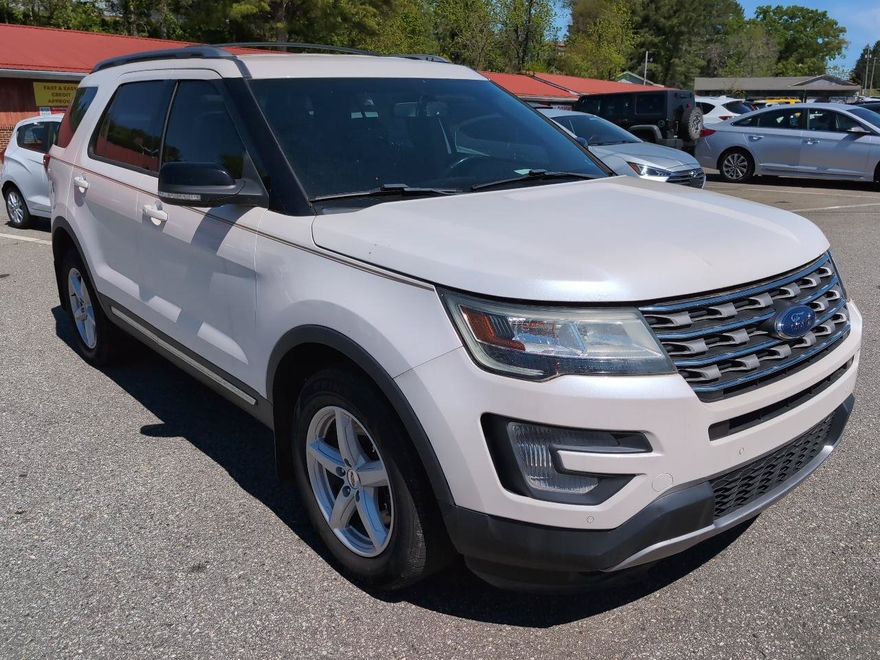 Used 2017 Ford Explorer XLT w/ Equipment Group 202A AWD/4WD image 7