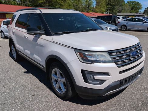 Used 2017 Ford Explorer XLT w/ Equipment Group 202A AWD/4WD image 7
