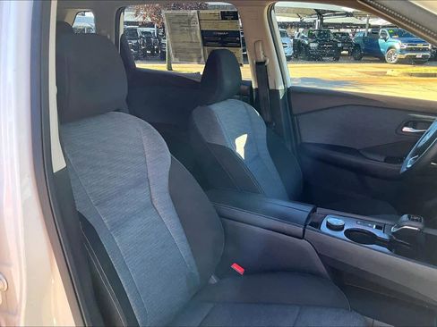 Used 2023 Nissan Rogue SV image 9