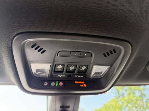 Used 2023 Chevrolet Traverse RS AWD/4WD image 31