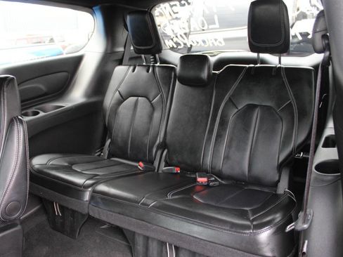 Used 2025 Chrysler Pacifica Select FWD image 15