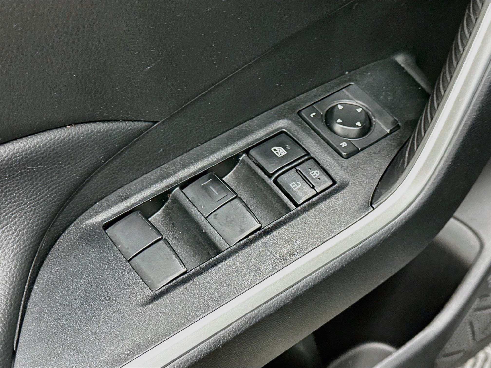 Used 2025 Toyota RAV4 LE AWD/4WD image 15