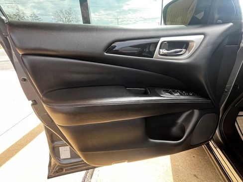 Used 2019 Nissan Pathfinder SV image 8