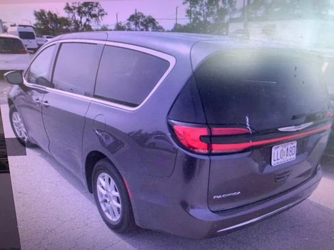 Used 2023 Chrysler Pacifica Touring-L FWD image 4