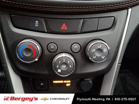 Certified 2022 Chevrolet Trax LT w/ LT Convenience Package image 18