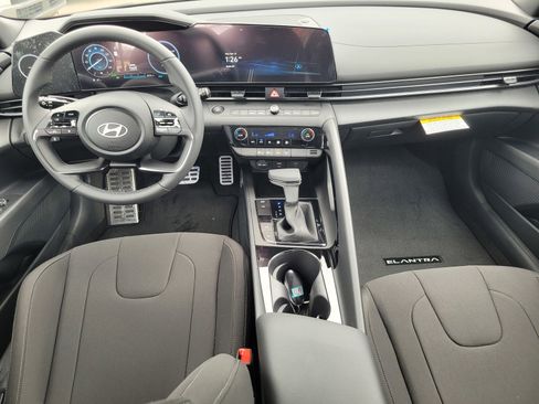 New 2025 Hyundai Elantra SEL image 17
