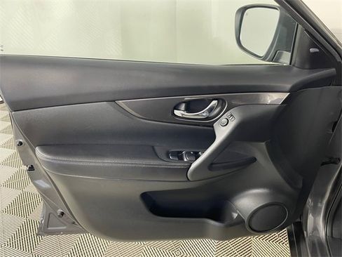 Used 2019 Nissan Rogue SV image 15