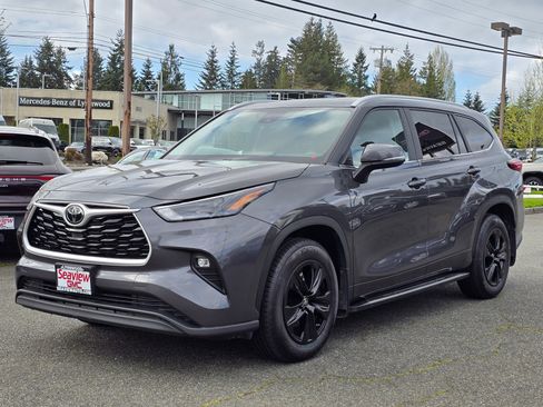 Used 2023 Toyota Highlander XLE AWD/4WD image 3