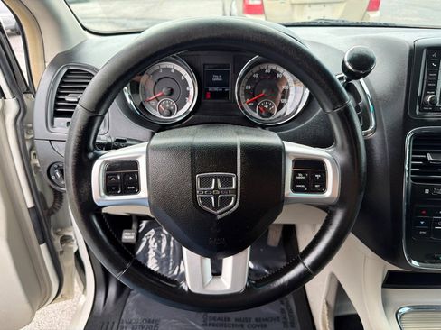 Used 2011 Dodge Grand Caravan Crew w/ Entertainment Group 1 FWD image 10