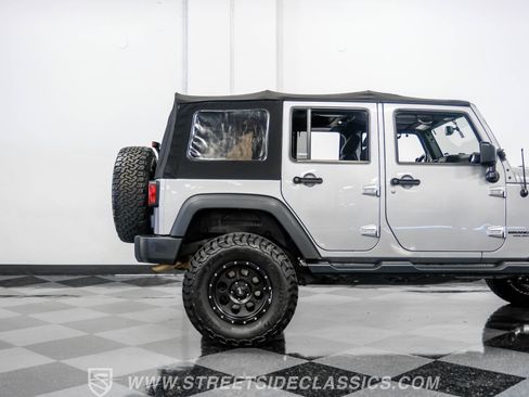 Used 2015 Jeep Wrangler Unlimited Rubicon w/ Connectivity Group image 31
