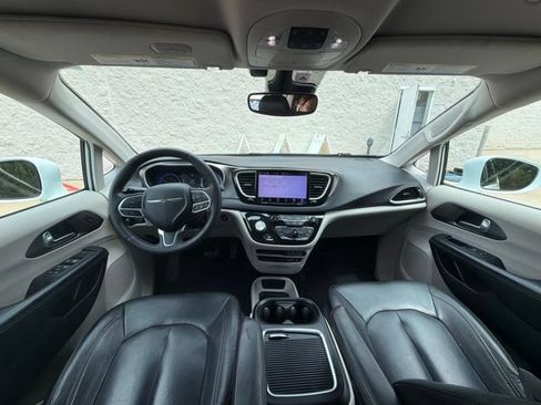 Used 2022 Chrysler Pacifica Touring-L FWD image 17