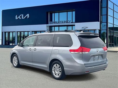 Used 2014 Toyota Sienna XLE image 9