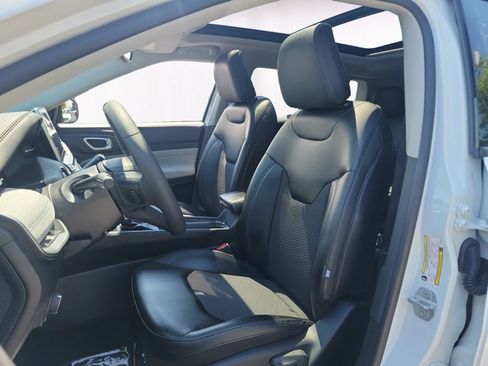 Used 2022 Jeep Compass Latitude w/ Sun and Sound Group AWD/4WD image 9