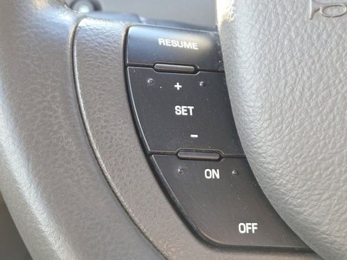 Used 2010 Lincoln Town Car Signature Limited image 4