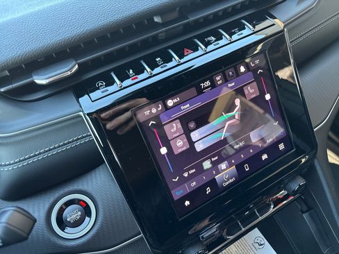 New 2025 Jeep Grand Cherokee L Laredo image 24