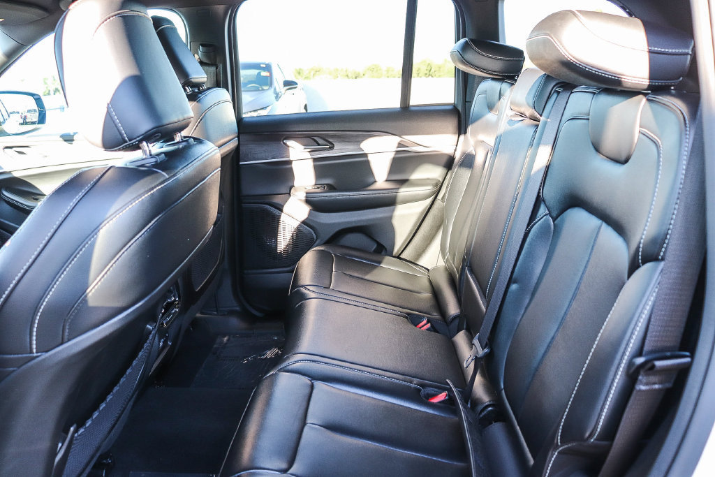 Used 2024 Jeep Grand Cherokee Limited AWD/4WD image 21