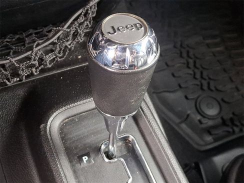 Used 2014 Jeep Wrangler Unlimited Sahara image 14