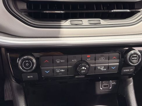 Used 2025 Jeep Compass Limited AWD/4WD image 24