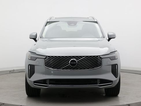Used 2025 Volvo XC90 B5 Core AWD/4WD image 2