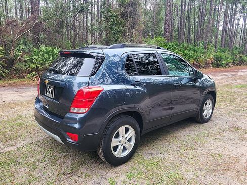 Used 2021 Chevrolet Trax LT w/ LT Convenience Package image 4