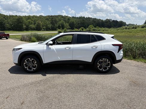 Used 2025 Chevrolet Trax LT FWD image 2