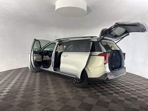 Certified 2025 Kia Carnival SX Prestige image 18