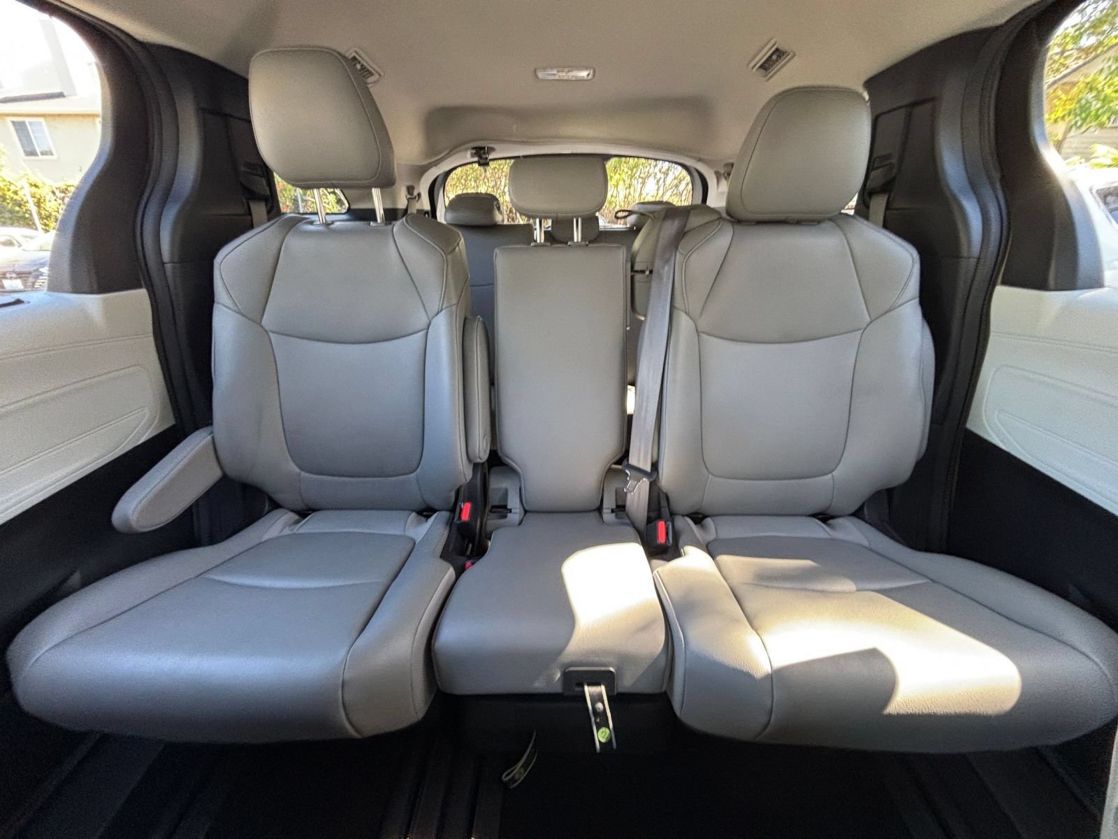Used 2025 Toyota Sienna XLE FWD image 40