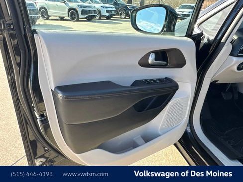 Used 2017 Chrysler Pacifica Touring-L image 23