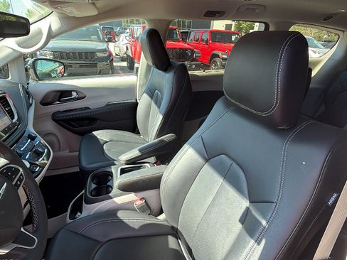 Certified 2024 Chrysler Pacifica Touring-L FWD image 17