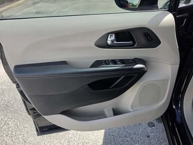 Used 2023 Chrysler Pacifica Touring-L FWD image 16