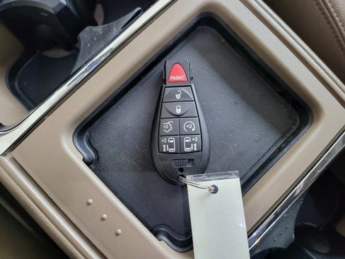 Used 2013 Chrysler Town & Country Touring-L w/ Driver Convenience Group image 28