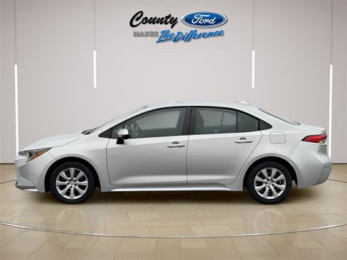 Used 2021 Toyota Corolla LE image 3