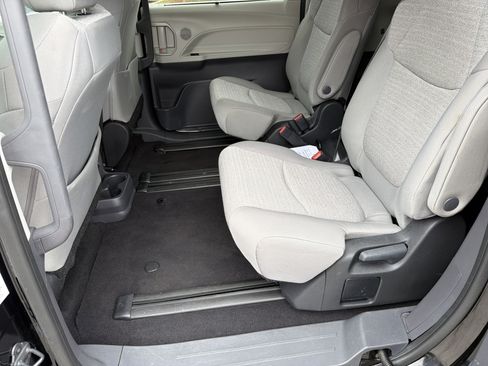 Certified 2024 Toyota Sienna LE image 30