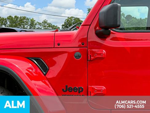 Used 2025 Jeep Wrangler Unlimited Sahara AWD/4WD image 9