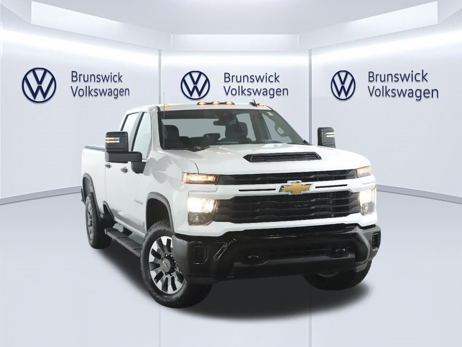 Used 2025 Chevrolet Silverado 2500 Custom w/ Custom Convenience Package AWD/4WD image 2