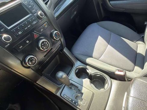 Used 2013 Kia Sorento LX image 14