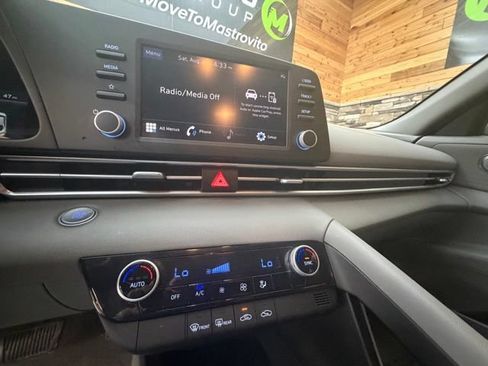 Used 2023 Hyundai Elantra SEL w/ Preferred Accessory Package FWD image 21