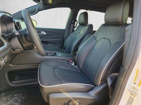 New 2026 Chrysler Pacifica Limited image 4
