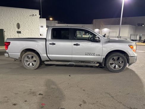 Used 2018 Nissan Titan SV w/ SV Convenience Package image 3