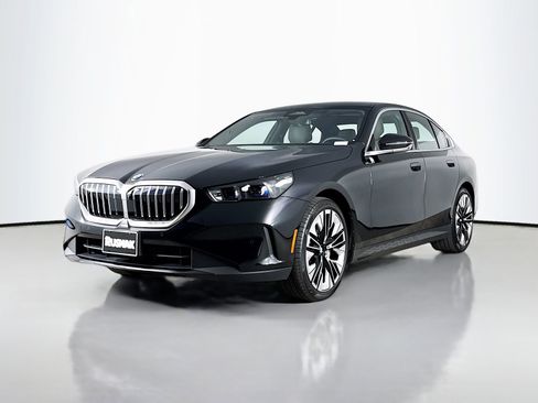 Used 2025 BMW 530i w/ Premium Package image 3