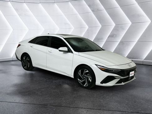 Used 2025 Hyundai Elantra SEL image 1