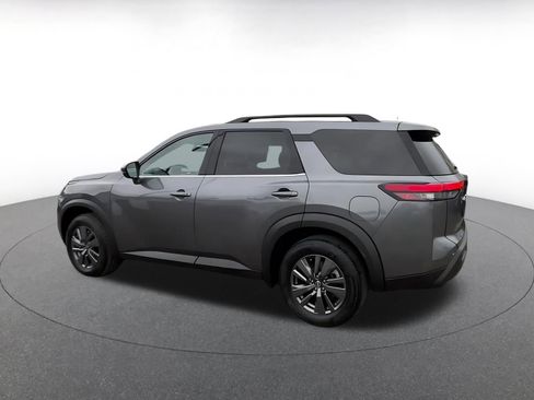 Used 2025 Nissan Pathfinder SV image 10
