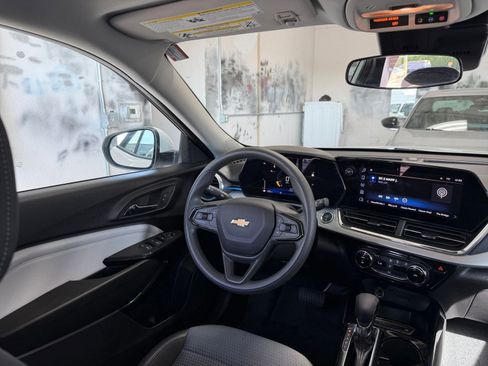 Used 2025 Chevrolet Trax LT image 32