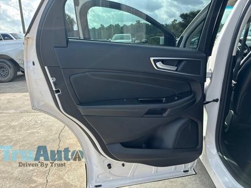 Used 2017 Ford Edge Titanium w/ Technology Package AWD/4WD image 39