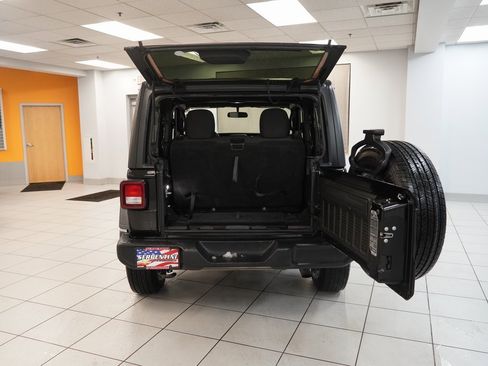 Used 2018 Jeep Wrangler Sport image 9