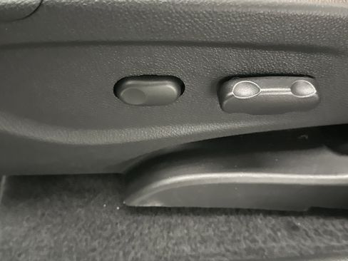 Used 2019 Chevrolet Trax LT w/ LT Convenience Package image 18