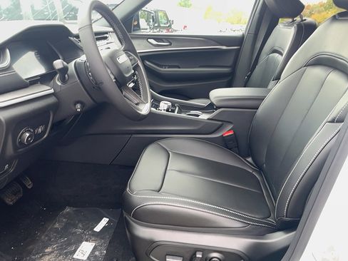 New 2025 Jeep Grand Cherokee Limited w/ Luxury Tech Group II image 11