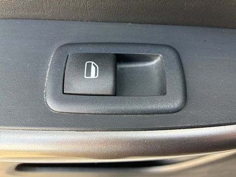 Used 2019 Jeep Cherokee Latitude w/ Popular Appearance Group image 16