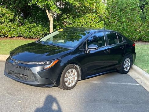 Used 2022 Toyota Corolla LE FWD image 3